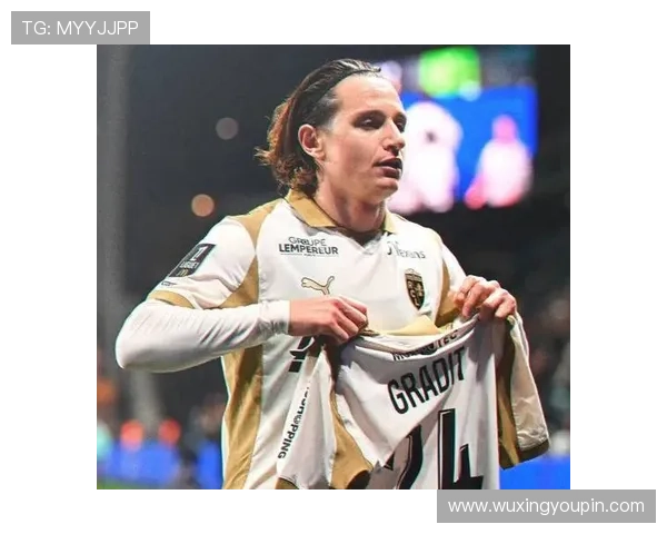 朗斯时隔19年重返法甲榜首托万双响助球队逆转昂热